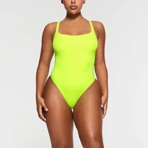 SKIMS Essential Scoop Neck Bodysuit in Green Highlighter *Rare* Size L/XL